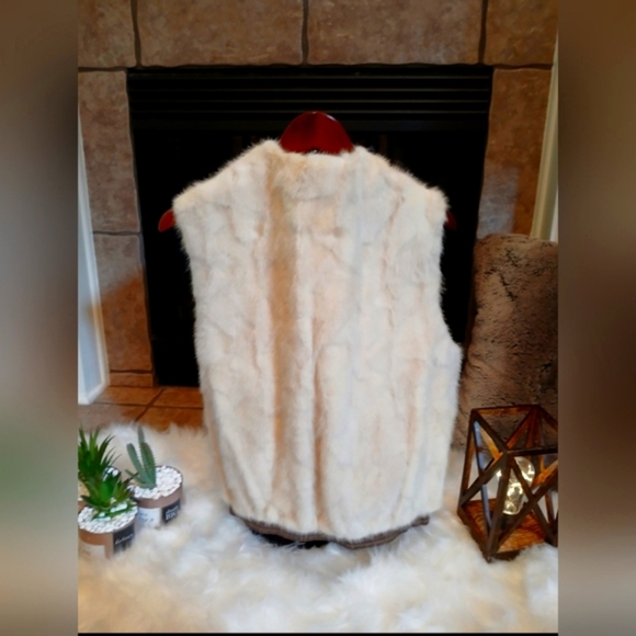 Chic Faux Fur Vest in Cream - Picture 9 of 14